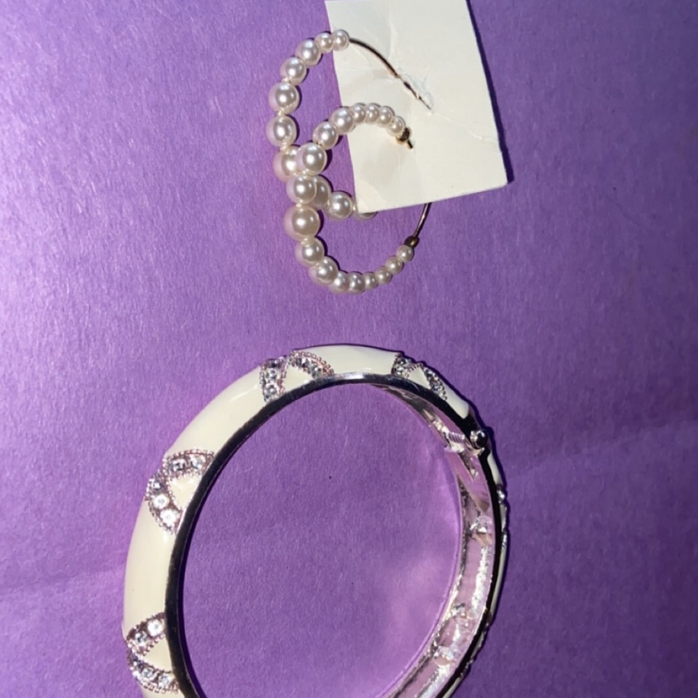 White pearl earrings and bracelet